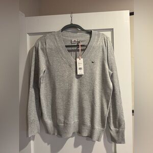 Vineyard vines women’s small long sleeve v neck sweater in gray. NWTs